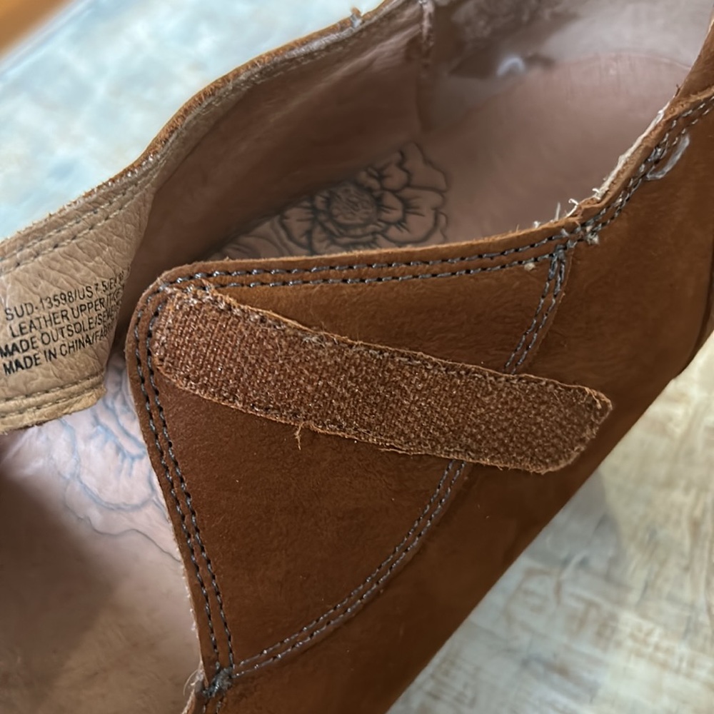 Taos Footwear Tan Mary Jane Heels - Picture 6 of 7